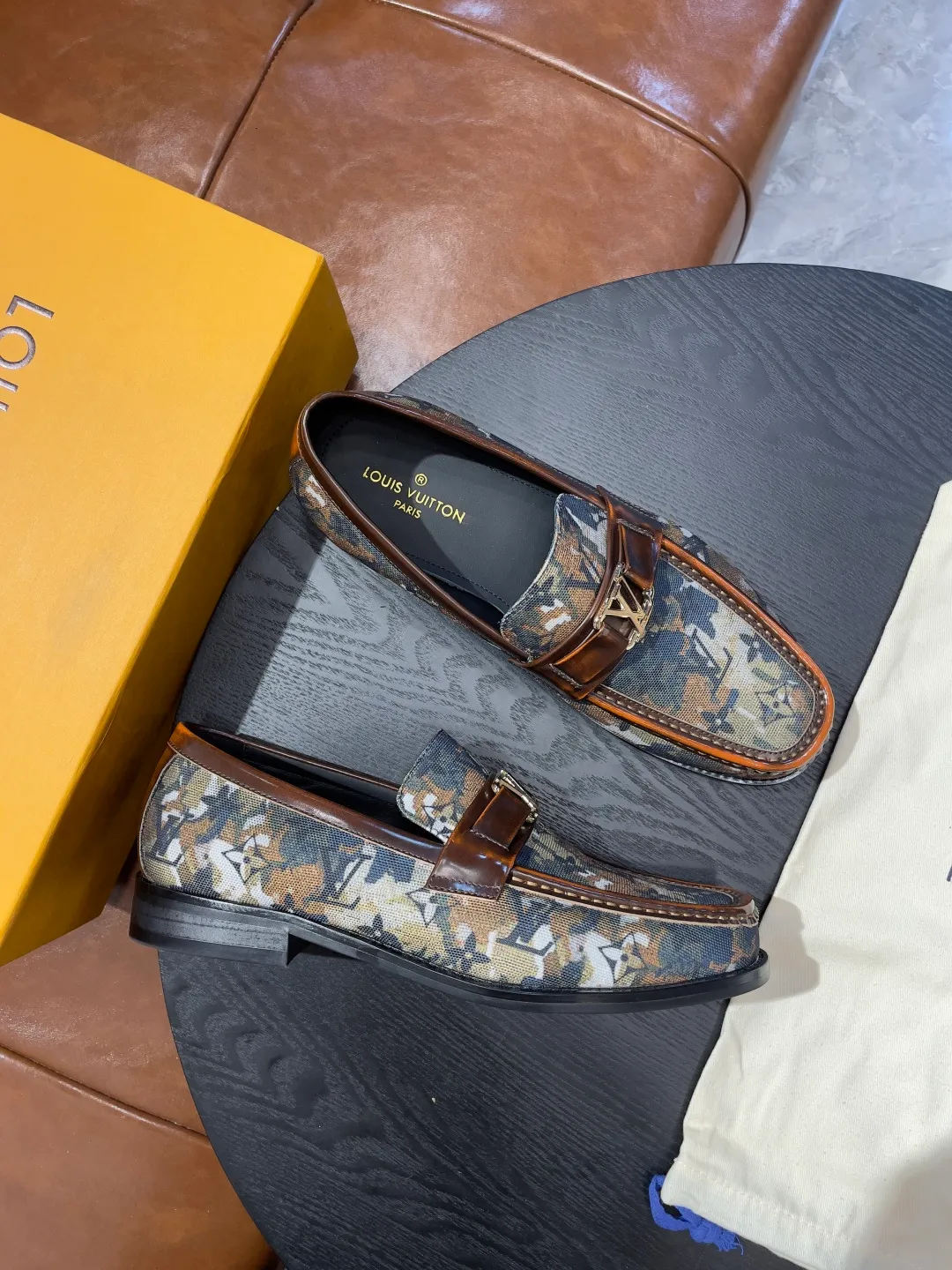 [LV] Leather shoes - High-end quality - Upper: 🔝Tumbled cowhide, Nappa cowhide, brand logo sewn on the shoe body - Inner: cowhide, foot pad; water-dyed cowhide - Outsole: T men's shoes 💰R·Rubber foam; two-color molded outsole -Super high quality control·Fine workmanship: highlighted (high-end·luxury·grade) -Size: 38-44 (45 can be customized)